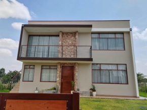 Moderna casa de campo con áreas verdes en condominio residencial ¨ La Hacienda¨